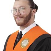 Graduado en ADE y actual estudiante de Historia y Filosofía imparte clases a cursos inferiores a la Universidad